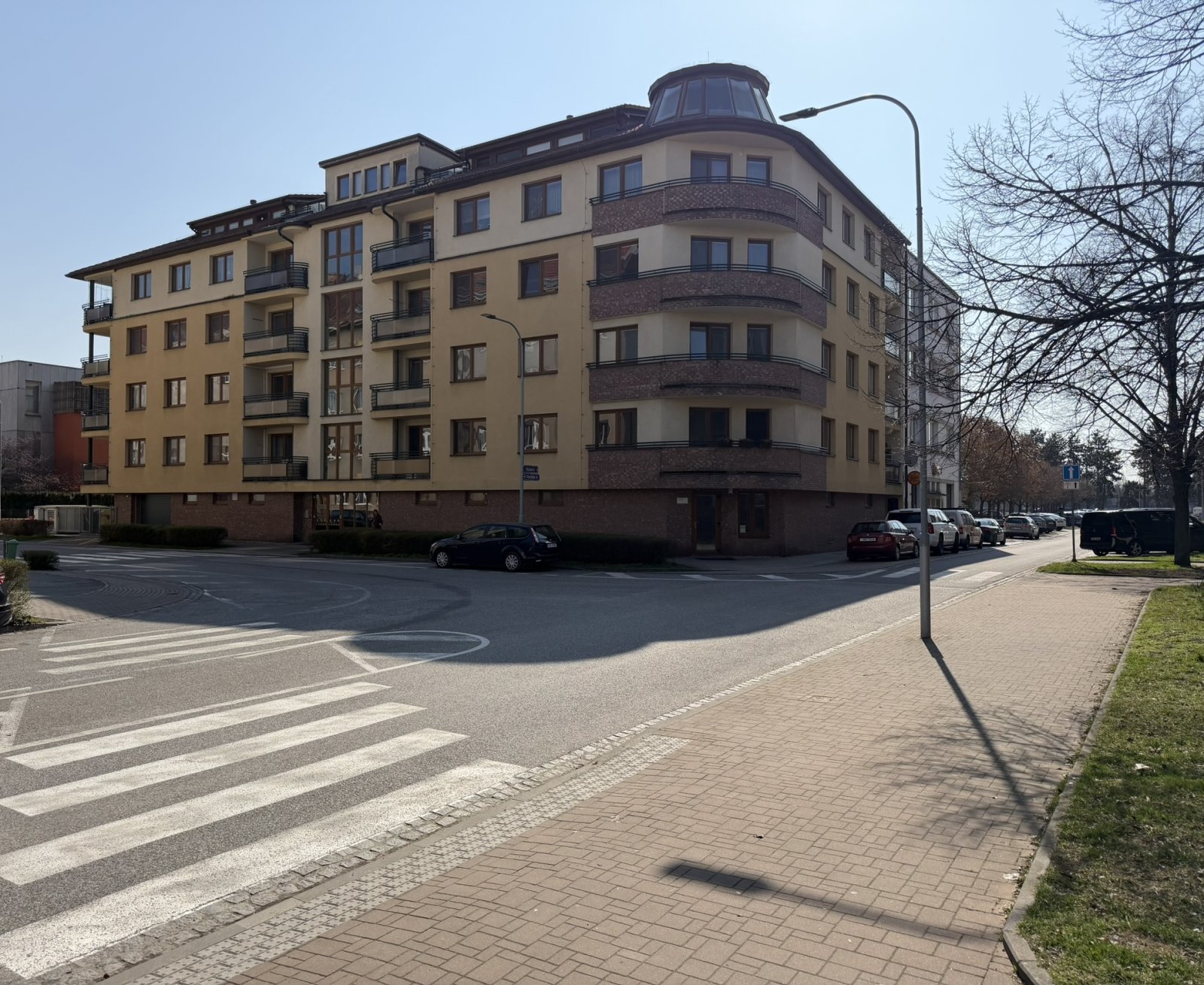 Pronájem zděného bytu 3+kk, 2 lodžie, parkovací stání