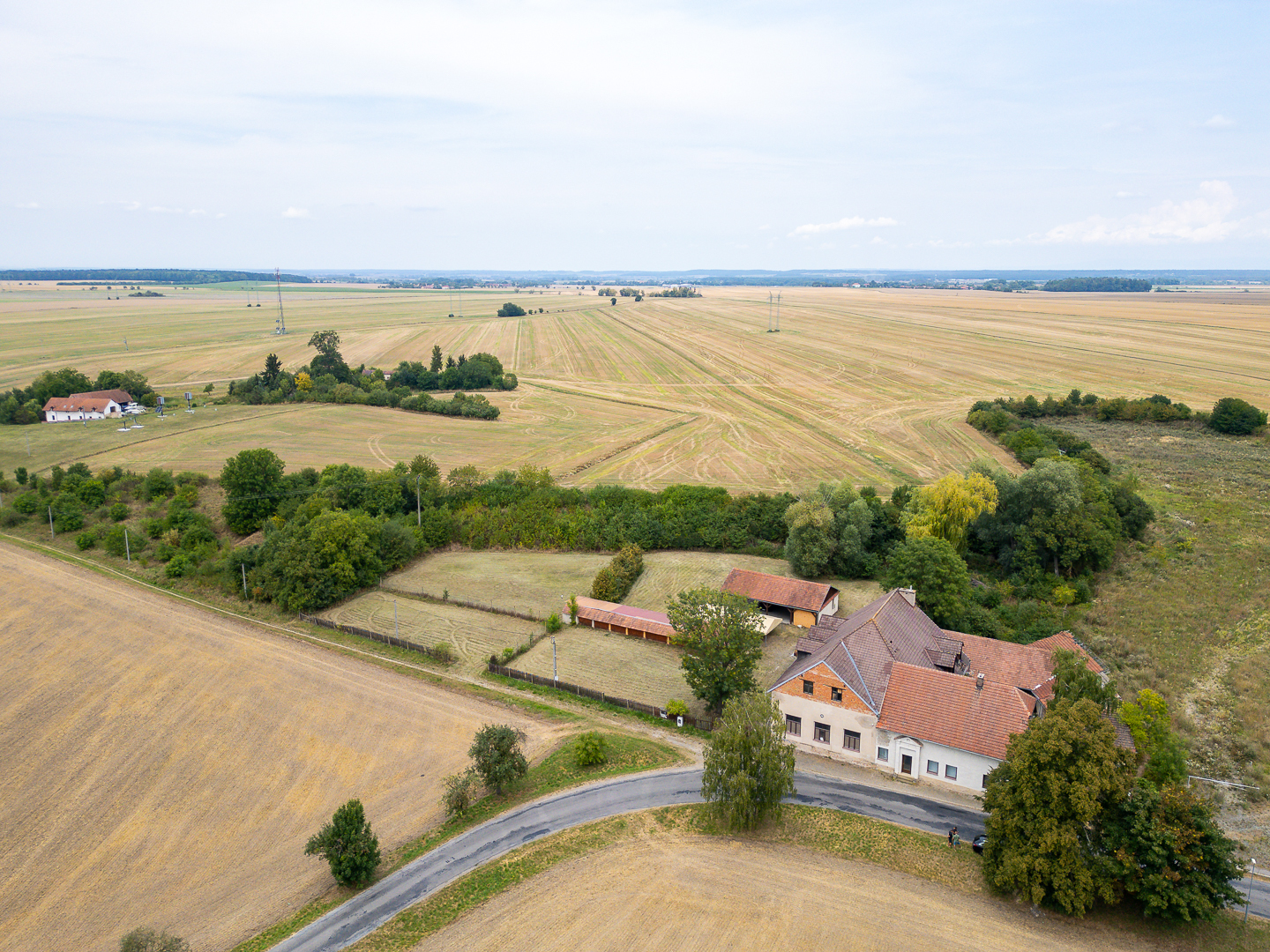 Prodej bývalého hostince se dvěma byty a rozsáhlým pozemkem 11 766 m² – Chroustovice, část obce Poděčely (okres Chrudim)