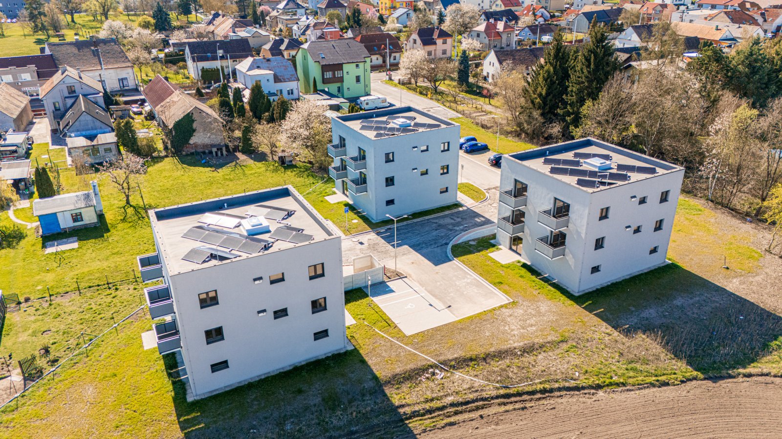 Úsporná novostavba bytu 2+kk s rekuperací, předokenními žaluziemi, balkonem, FVE – Lázně Bohdaneč