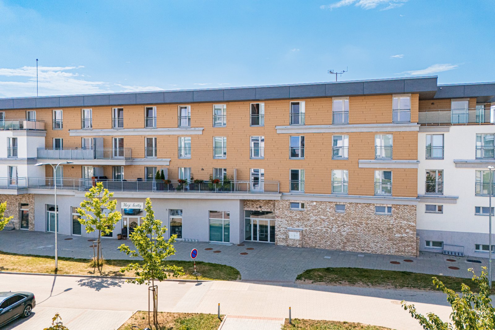 Pronájem nadstandardního bytu 3+kk s balkonem a krytým parkováním – Pardubice, Ohrazenice