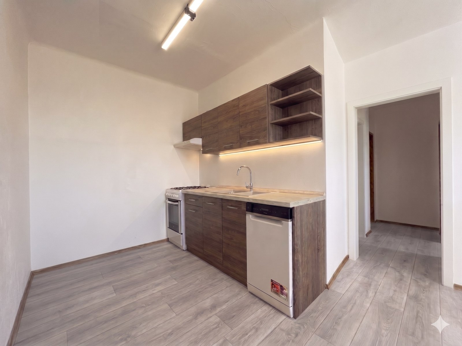 Pronájem bytu 2+kk s komorou 40 m2, Rooseveltovo náměstí, Teplice – Řetenice