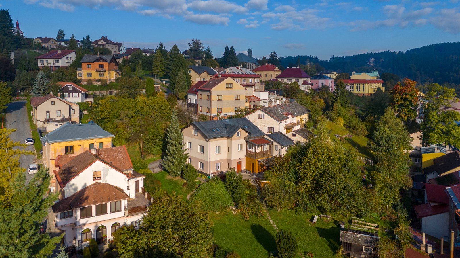 Rodinný dům se 3 bytovými jednotkami, 2x Garáž a zahrada – Úpice, ulice A. Bunzla