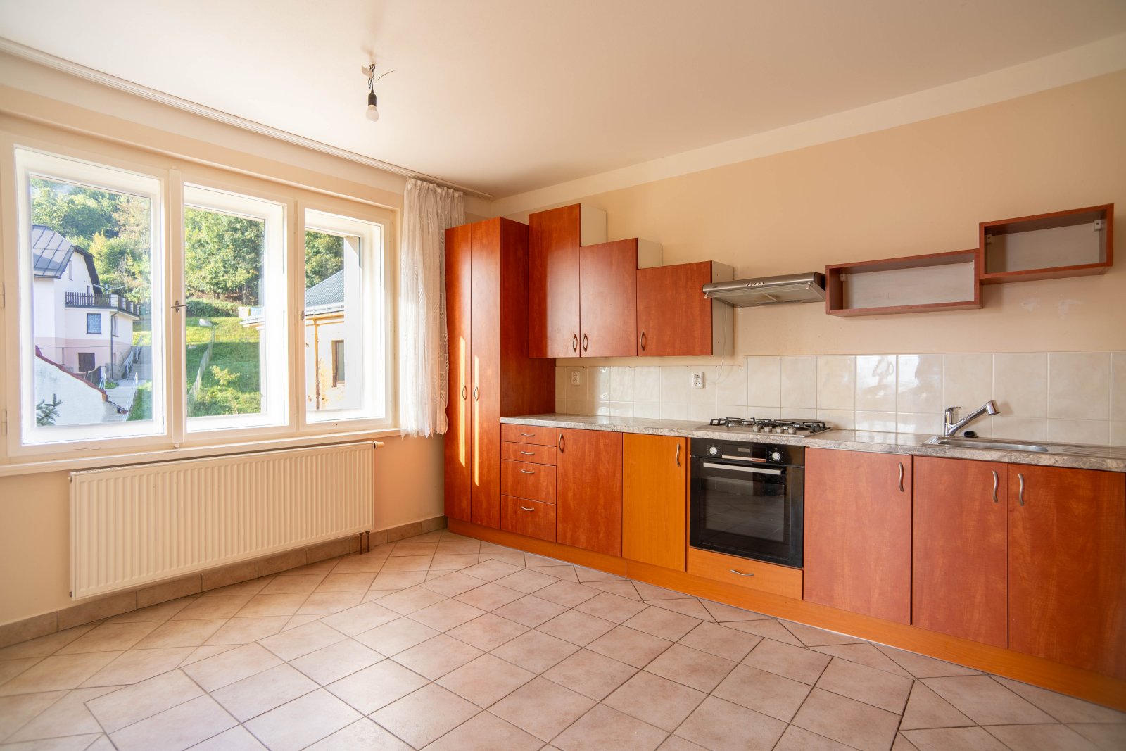 Rodinný dům se 3 bytovými jednotkami, 2x Garáž a zahrada – Úpice, ulice A. Bunzla