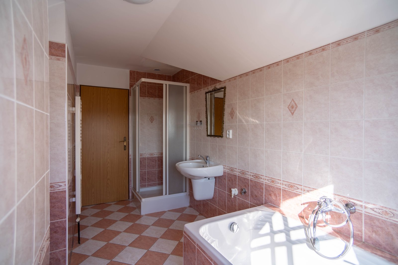 Rodinný dům se 3 bytovými jednotkami, 2x Garáž a zahrada – Úpice, ulice A. Bunzla