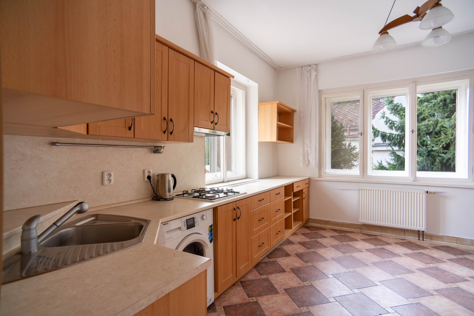 Rodinný dům se 3 bytovými jednotkami, 2x Garáž a zahrada – Úpice, ulice A. Bunzla