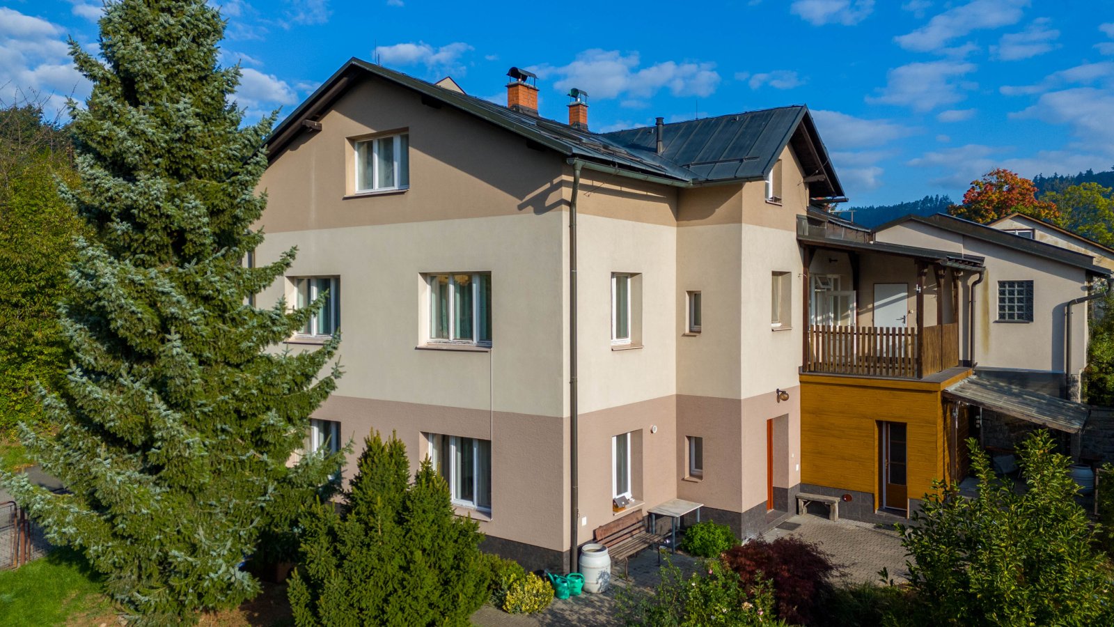 Rodinný dům se 3 bytovými jednotkami, 2x Garáž a zahrada – Úpice, ulice A. Bunzla