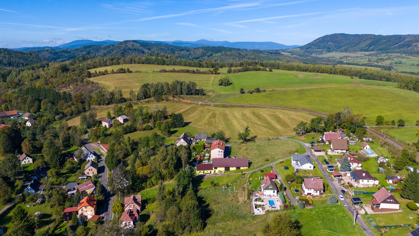 Stavební pozemek - platné stavební povolení, inženýrské sítě na hranici pozemku - Chvaleč - Trutnov
