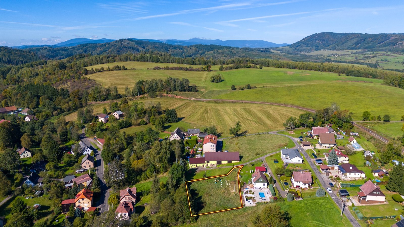 Stavební pozemek - platné stavební povolení, inženýrské sítě na hranici pozemku - Chvaleč - Trutnov