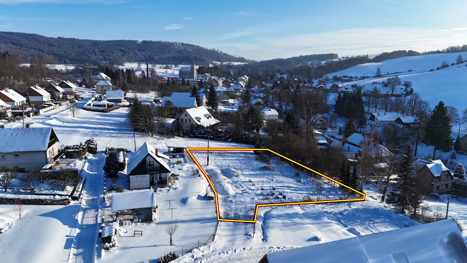 Stavební pozemek - platné stavební povolení, inženýrské sítě na hranici pozemku - Chvaleč - Trutnov
