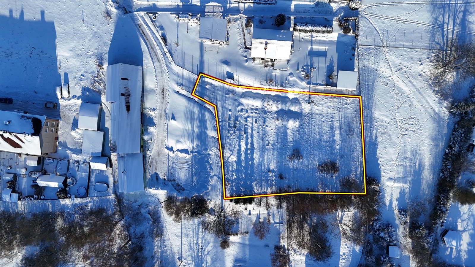 Stavební pozemek - platné stavební povolení, inženýrské sítě na hranici pozemku - Chvaleč - Trutnov