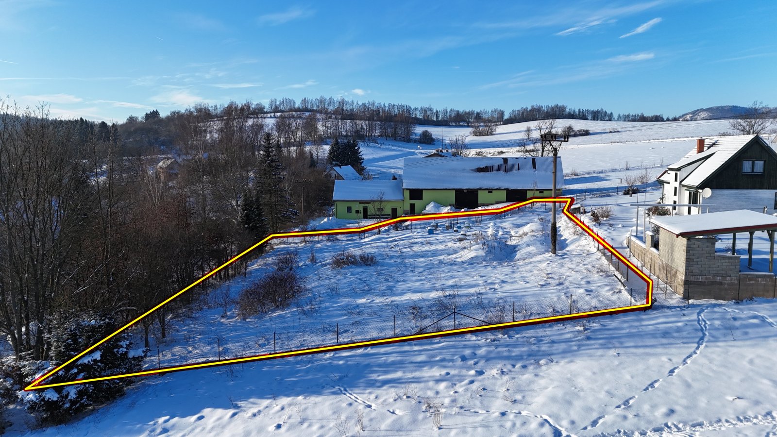 Stavební pozemek - platné stavební povolení, inženýrské sítě na hranici pozemku - Chvaleč - Trutnov