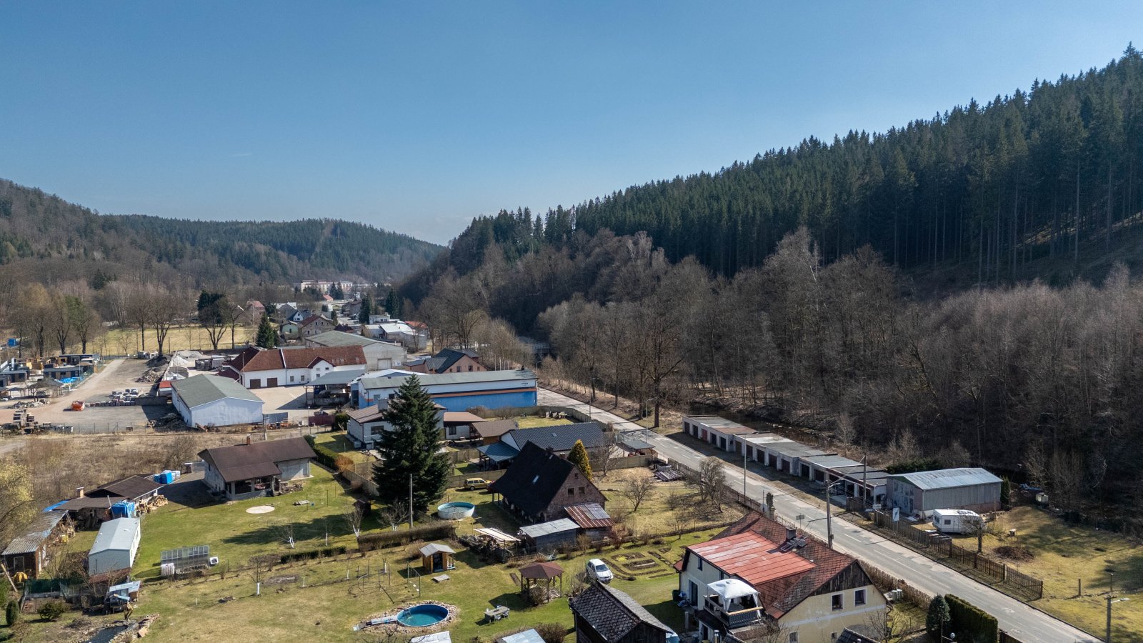 Rezervace: Zděná garáž - dvoukřídlá dřevěná vrata - Trutnov - Mladobucká