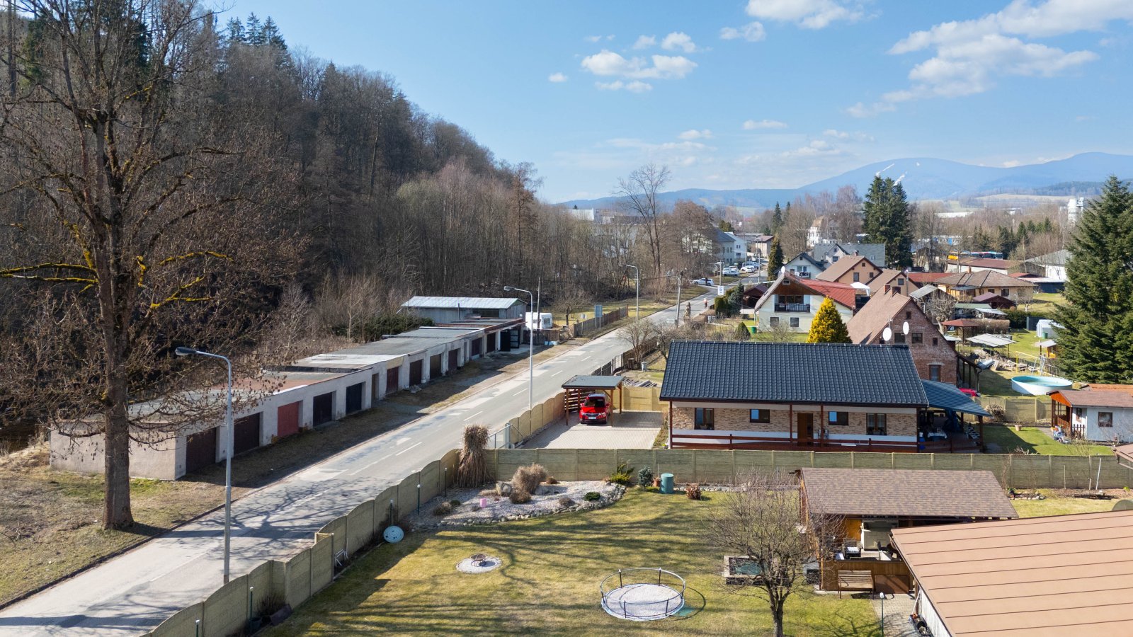 Rezervace: Zděná garáž - dvoukřídlá dřevěná vrata - Trutnov - Mladobucká