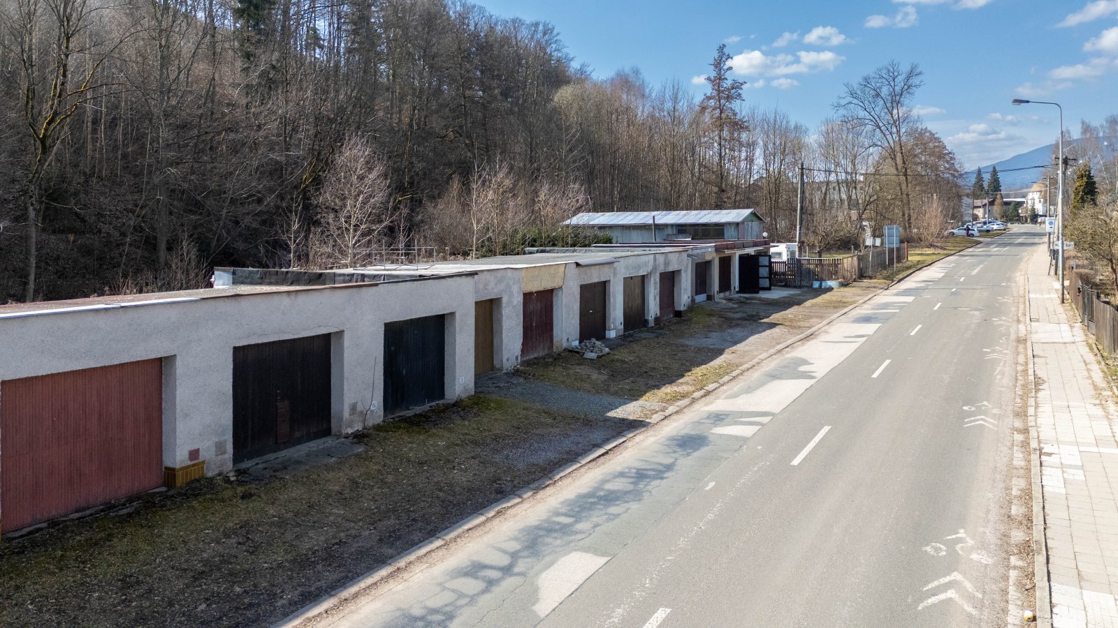 Rezervace: Zděná garáž - dvoukřídlá dřevěná vrata - Trutnov - Mladobucká