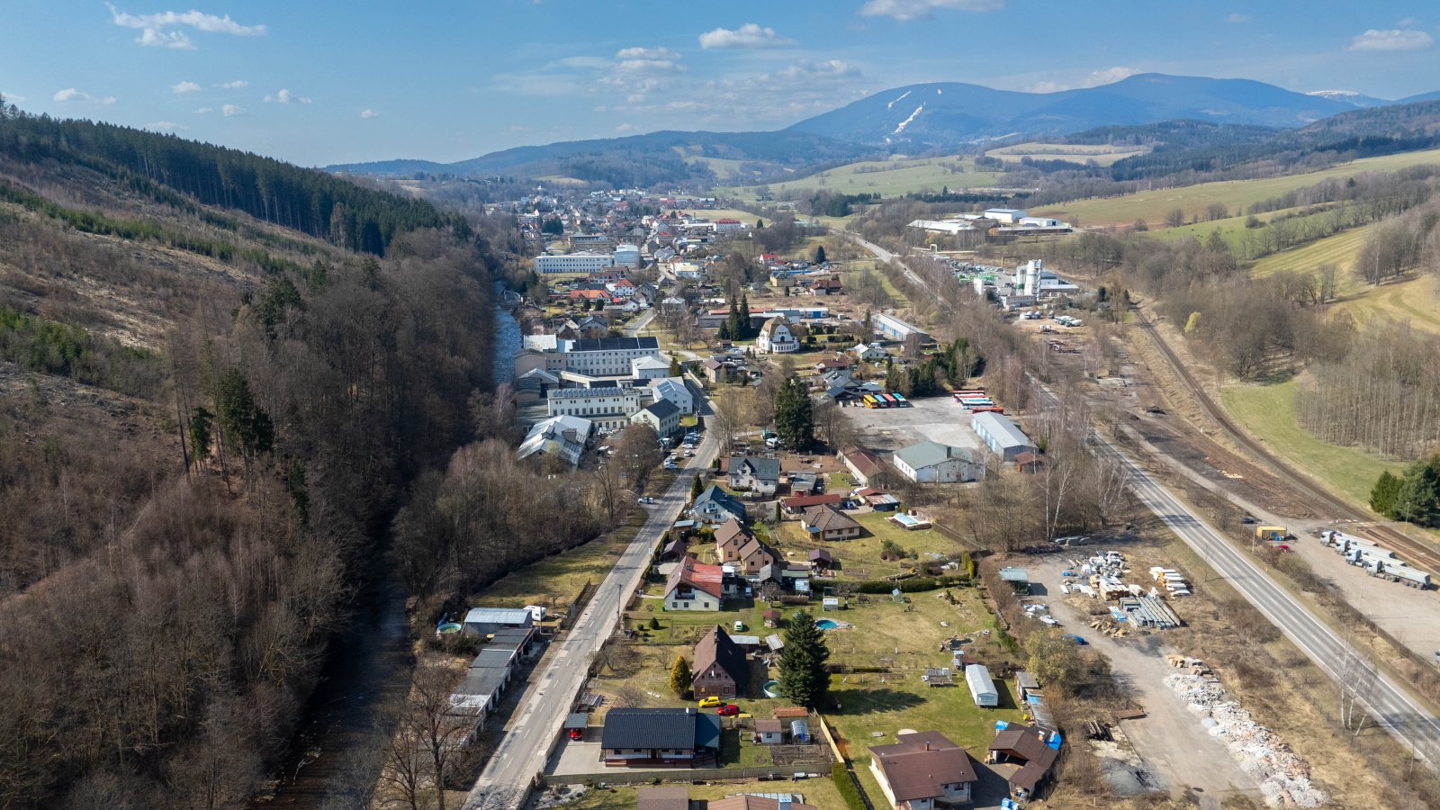 Rezervace: Zděná garáž - dvoukřídlá dřevěná vrata - Trutnov - Mladobucká