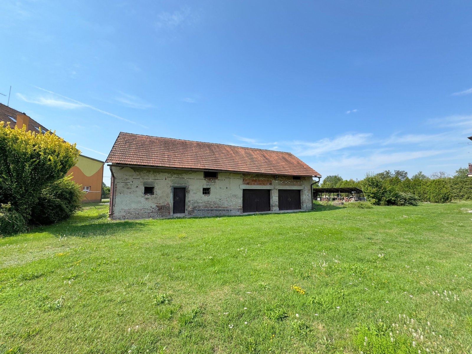 Rodinný dům s terasou, 2 garáže, rozsáhlé pozemky, Čestice, okres Rychnov nad Kněžnou