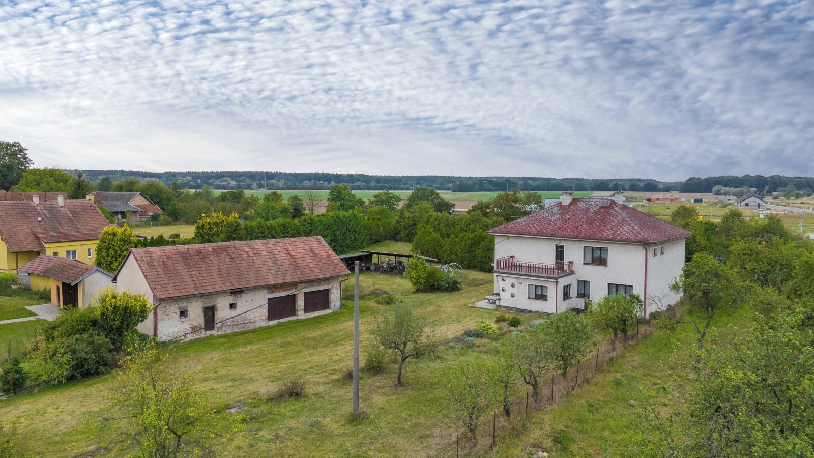 Rodinný dům s terasou, 2 garáže, rozsáhlé pozemky, Čestice, okres Rychnov nad Kněžnou