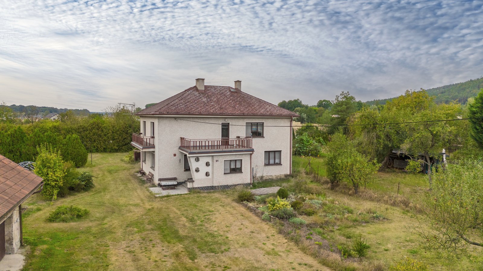 Rodinný dům s terasou, 2 garáže, rozsáhlé pozemky, Čestice, okres Rychnov nad Kněžnou