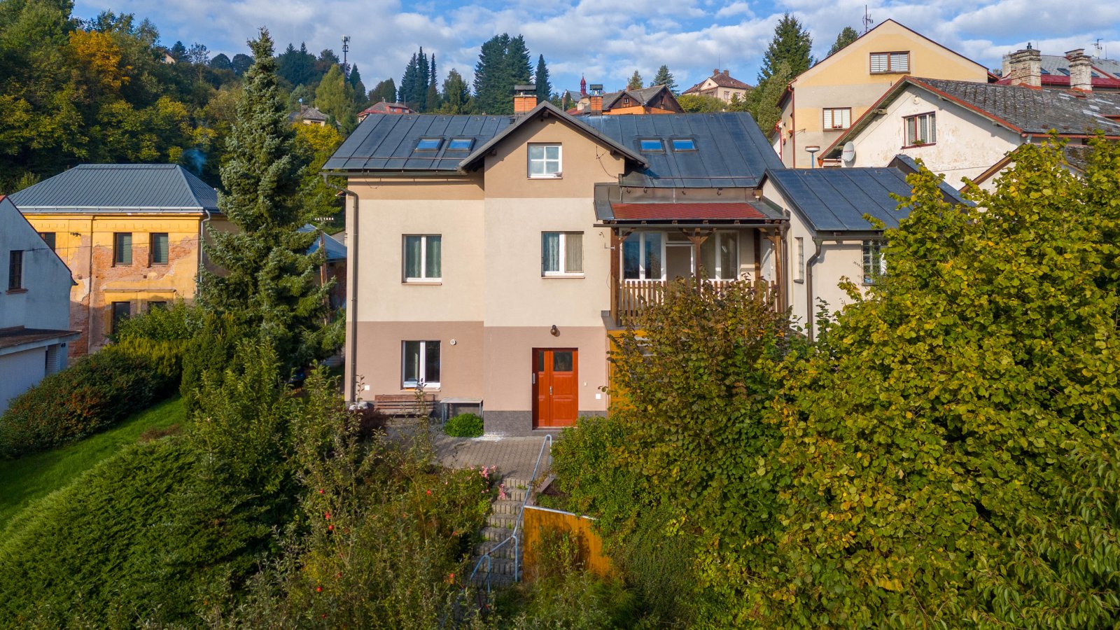 Rodinný dům se 3 bytovými jednotkami, 2x Garáž a zahrada – Úpice, ulice A. Bunzla