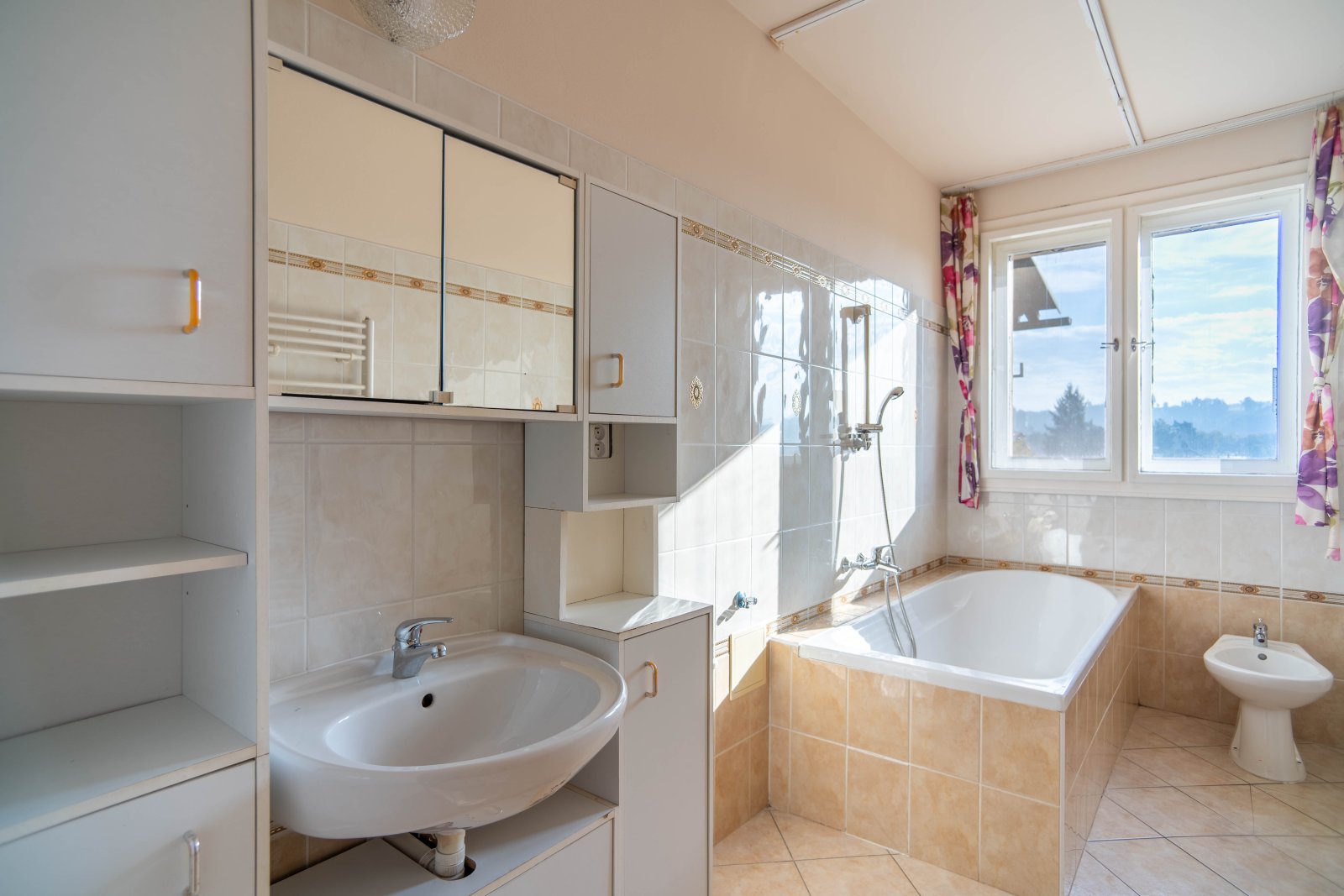 Rodinný dům se 3 bytovými jednotkami, 2x Garáž a zahrada – Úpice, ulice A. Bunzla