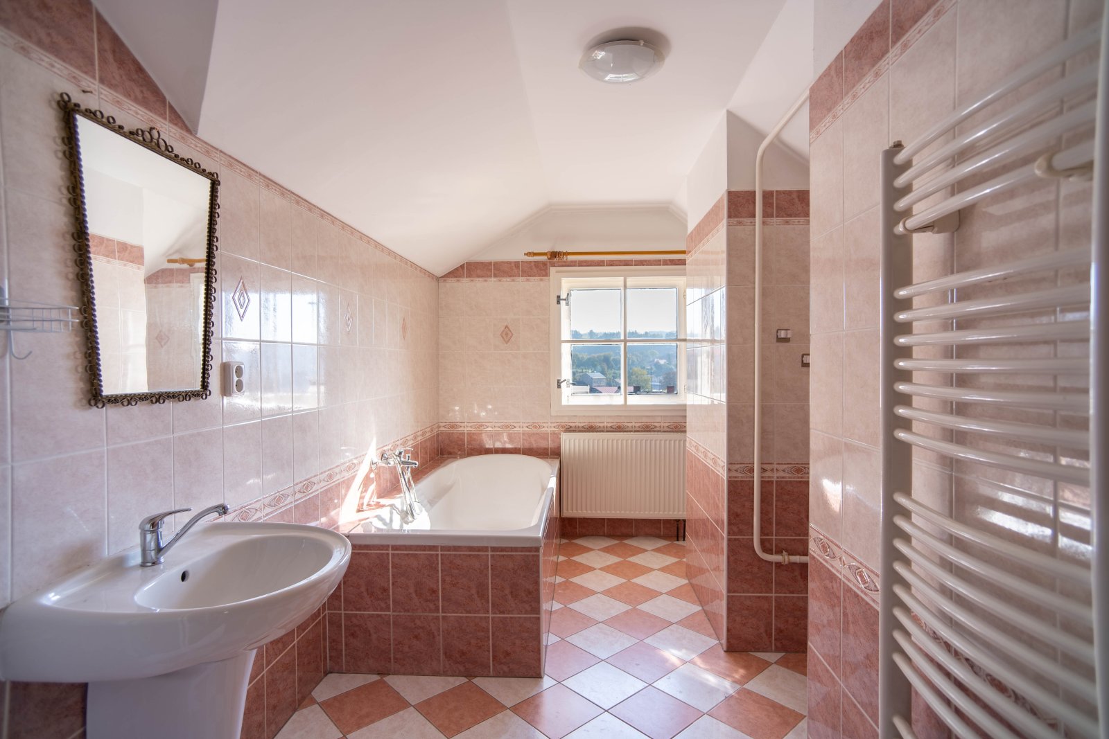 Rodinný dům se 3 bytovými jednotkami, 2x Garáž a zahrada – Úpice, ulice A. Bunzla