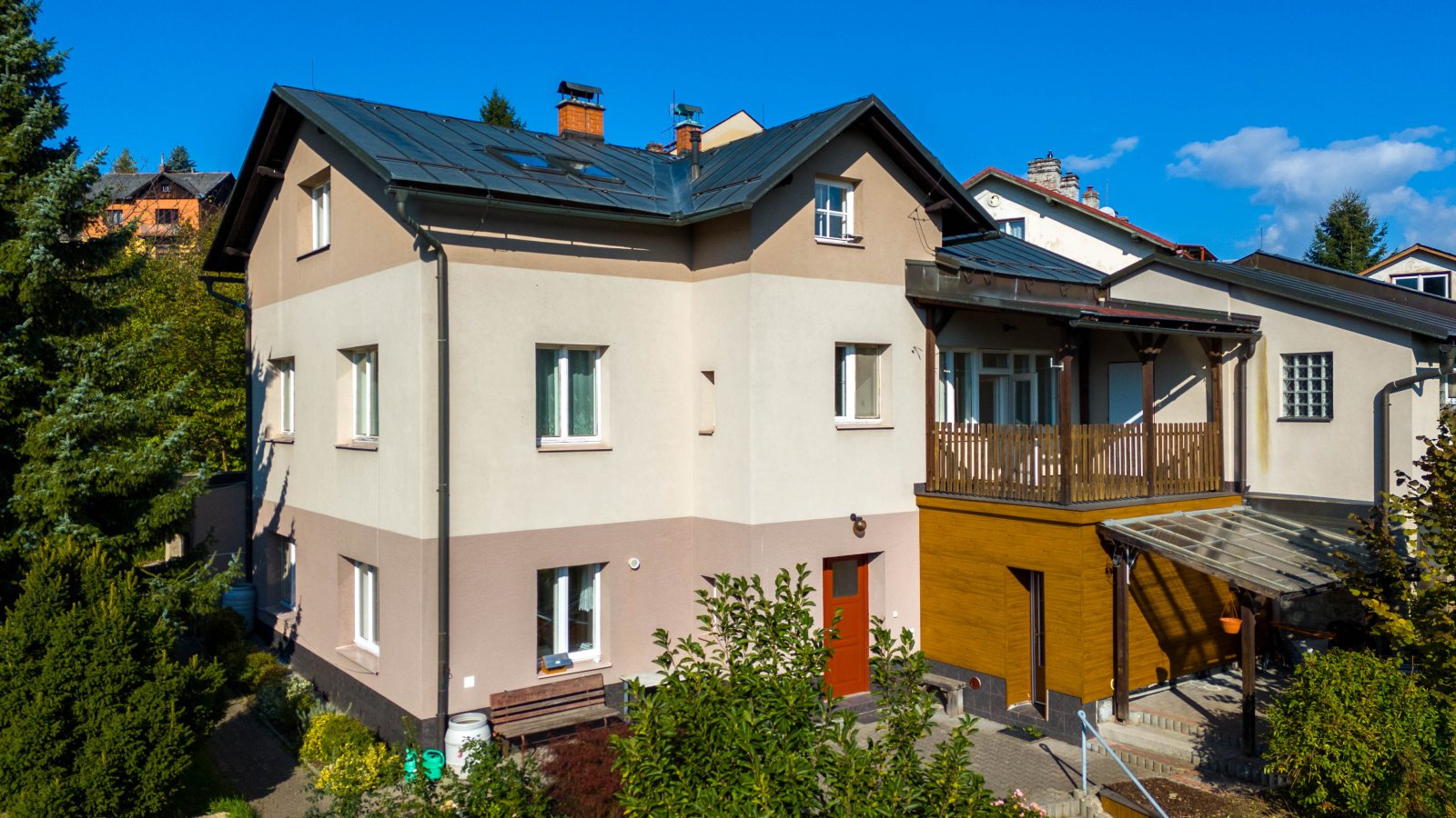 Rodinný dům se 3 bytovými jednotkami, 2x Garáž a zahrada – Úpice, ulice A. Bunzla