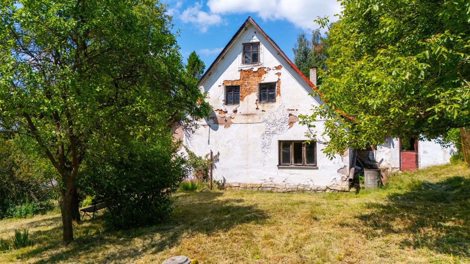 Stavební pozemek s chalupou, oplocený pozemek, garáž - Markoušovice - Trutnov