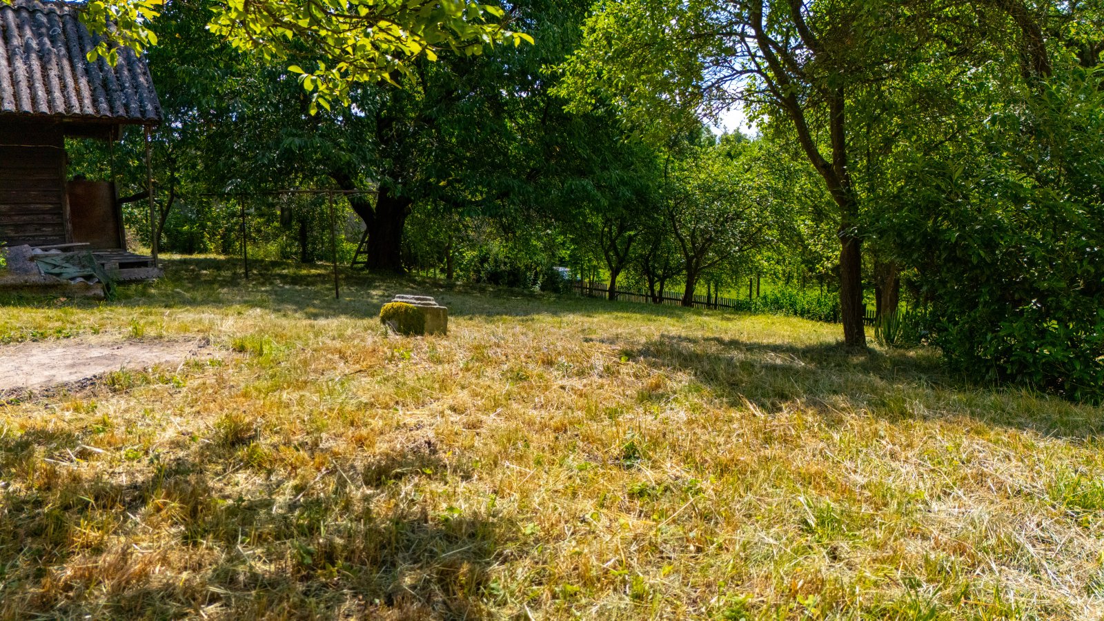 Stavební pozemek s chalupou, oplocený pozemek, garáž - Markoušovice - Trutnov