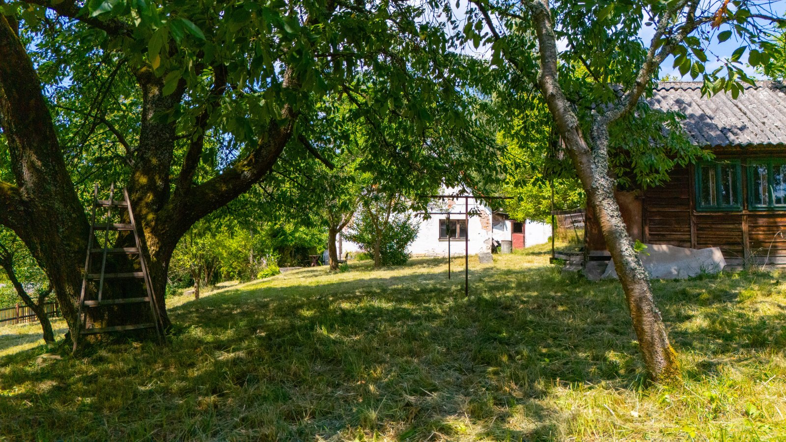 Stavební pozemek s chalupou, oplocený pozemek, garáž - Markoušovice - Trutnov