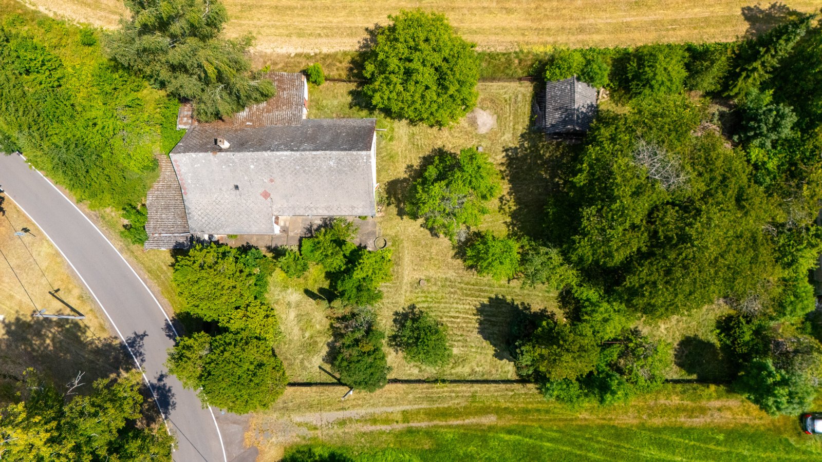 Stavební pozemek s chalupou, oplocený pozemek, garáž - Markoušovice - Trutnov