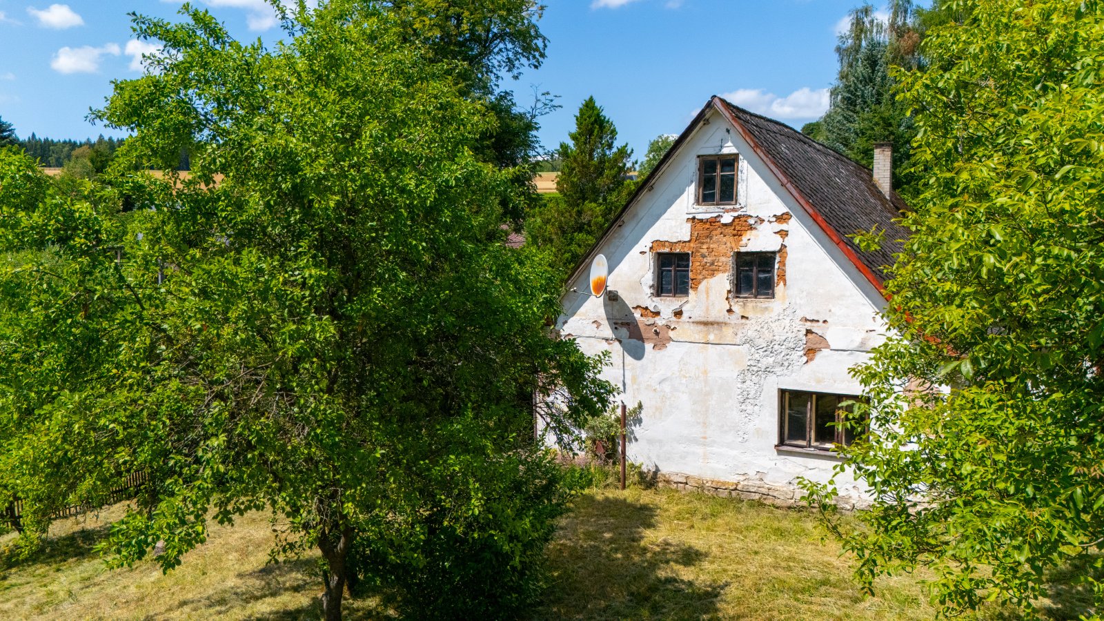 Stavební pozemek s chalupou, oplocený pozemek, garáž - Markoušovice - Trutnov