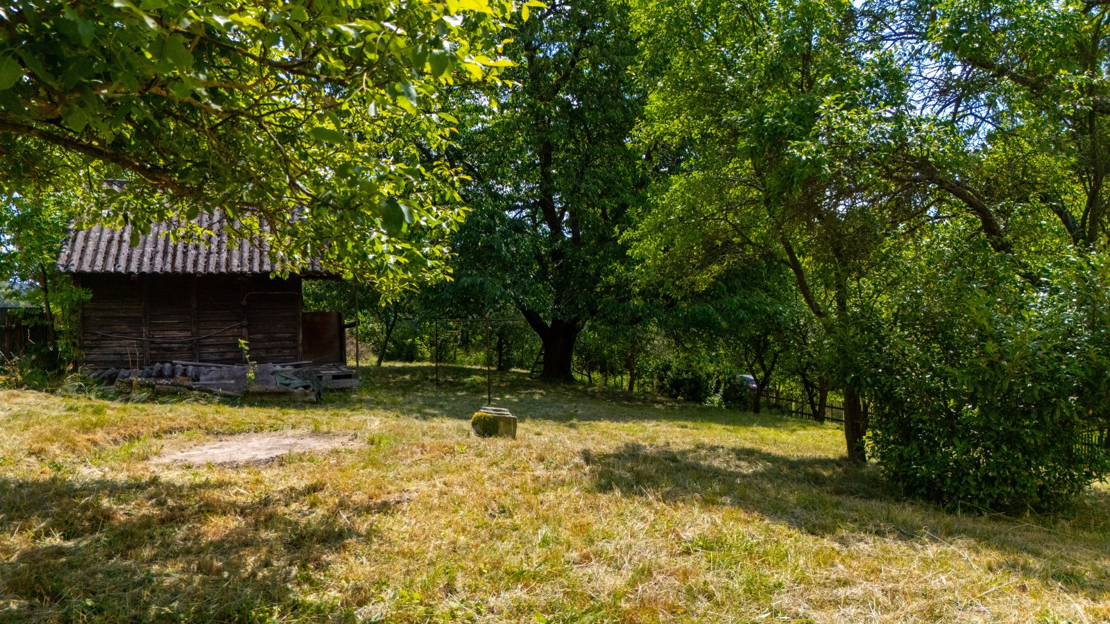 Stavební pozemek s chalupou, oplocený pozemek, garáž - Markoušovice - Trutnov