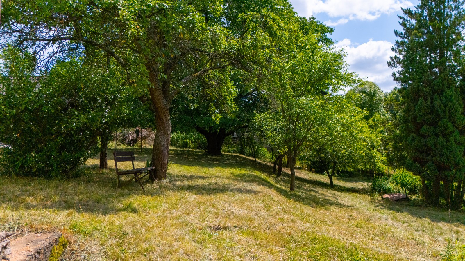 Stavební pozemek s chalupou, oplocený pozemek, garáž - Markoušovice - Trutnov