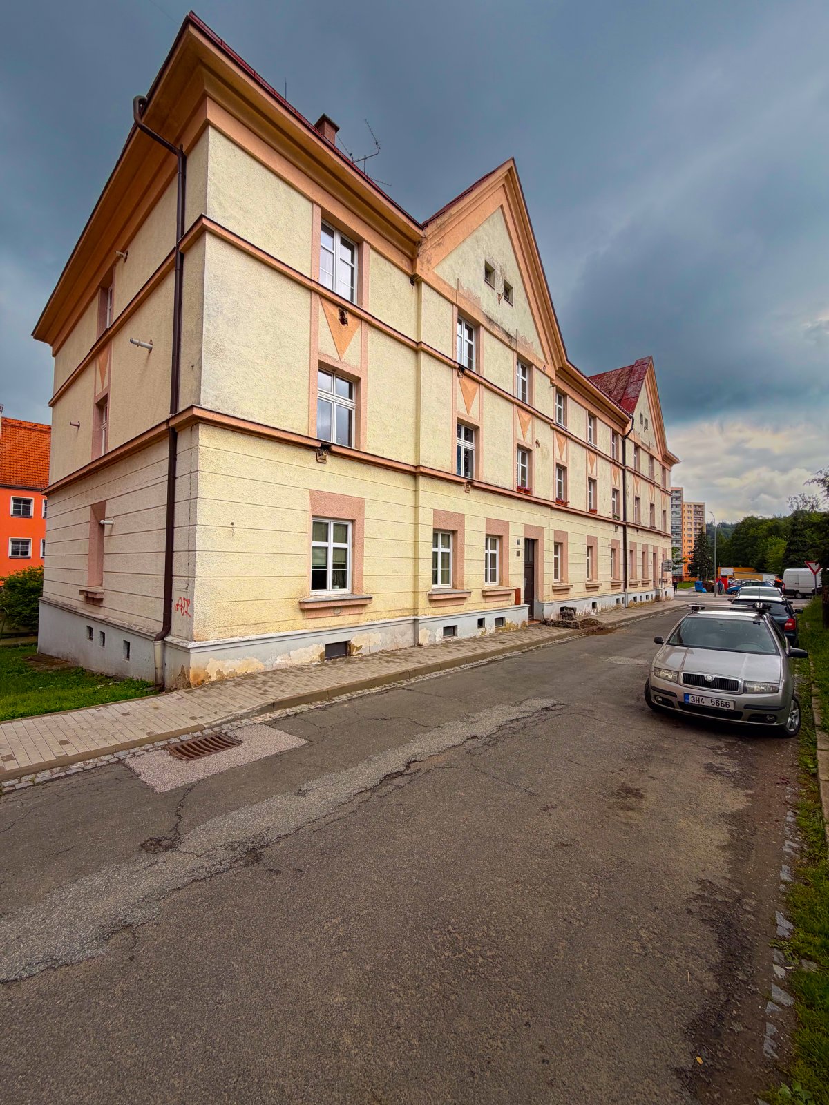 Pronájem kompletně vybaveného bytu 1+kk v Trutnově – ul. Přádelnická