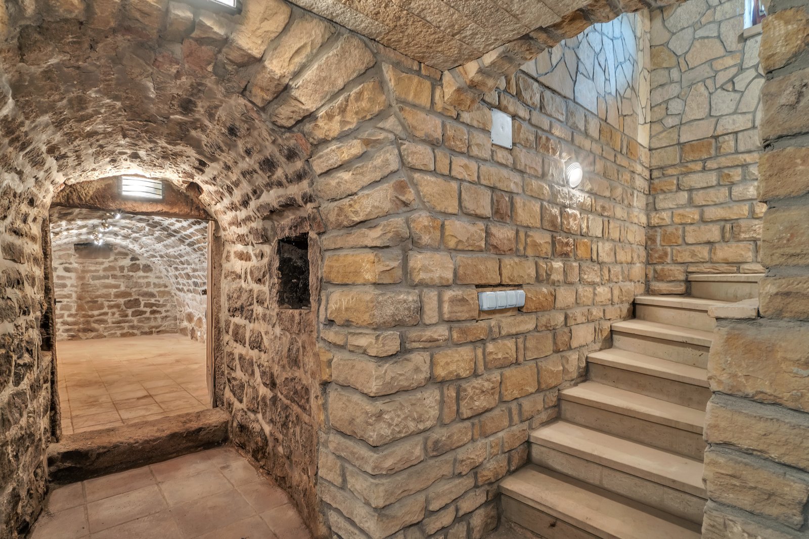 Poloroubenka a rodinný dům - Suchovršice - Trutnov