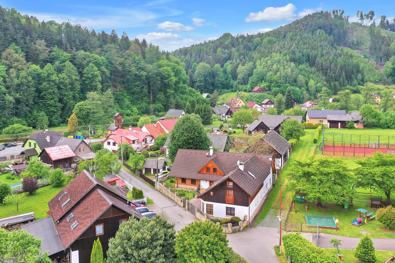 Poloroubenka a rodinný dům - Suchovršice - Trutnov