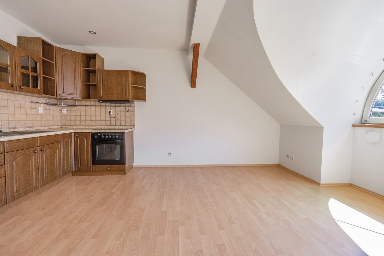 Zděný byt 2+kk po rekonstrukci, garáž, společná zahrada, Trutnov - centrum, ul. Polská
