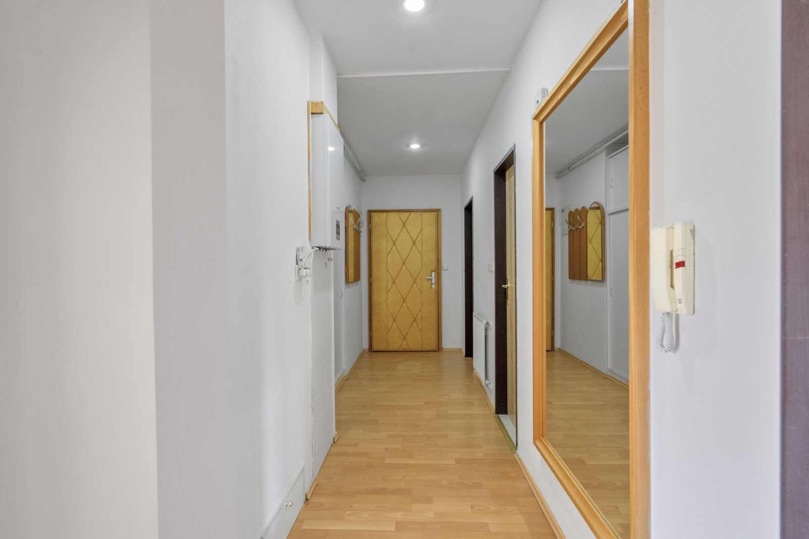 Zděný byt 2+kk po rekonstrukci, garáž, společná zahrada, Trutnov - centrum, ul. Polská