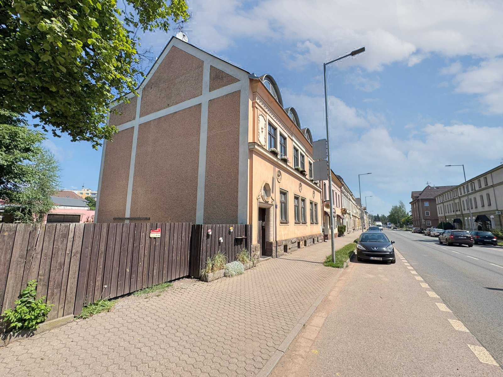 Zděný byt 2+kk po rekonstrukci, garáž, společná zahrada, Trutnov - centrum, ul. Polská
