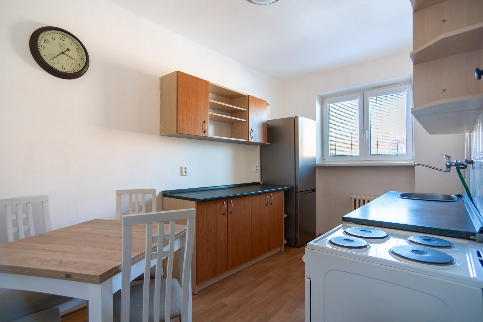 Pronájem bytu 2+1 s balkonem, 56 m² + 2 sklepy – Trutnov, ul. Železničářská