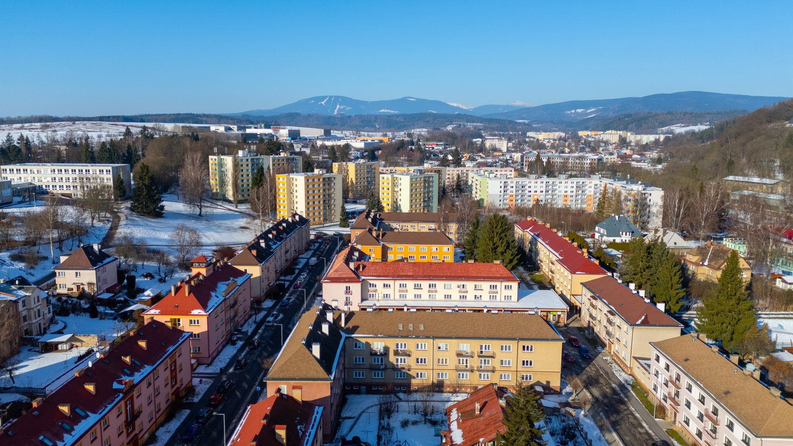 Pronájem bytu 2+1 s balkonem, 56 m² + 2 sklepy – Trutnov, ul. Železničářská