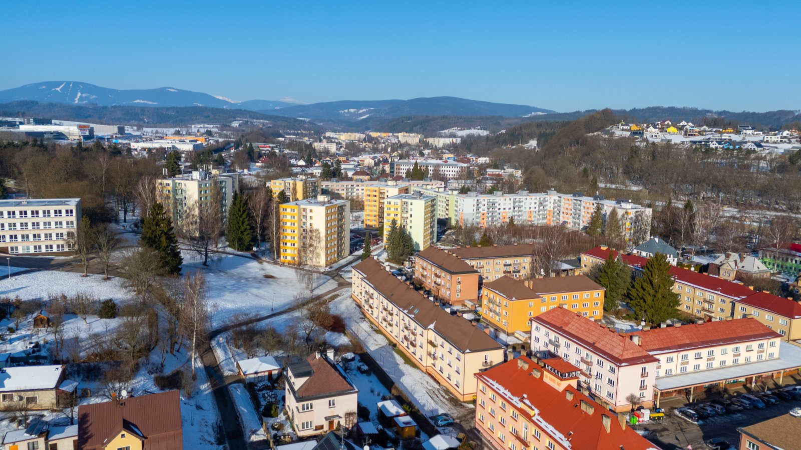 Pronájem bytu 2+1 s balkonem, 56 m² + 2 sklepy – Trutnov, ul. Železničářská