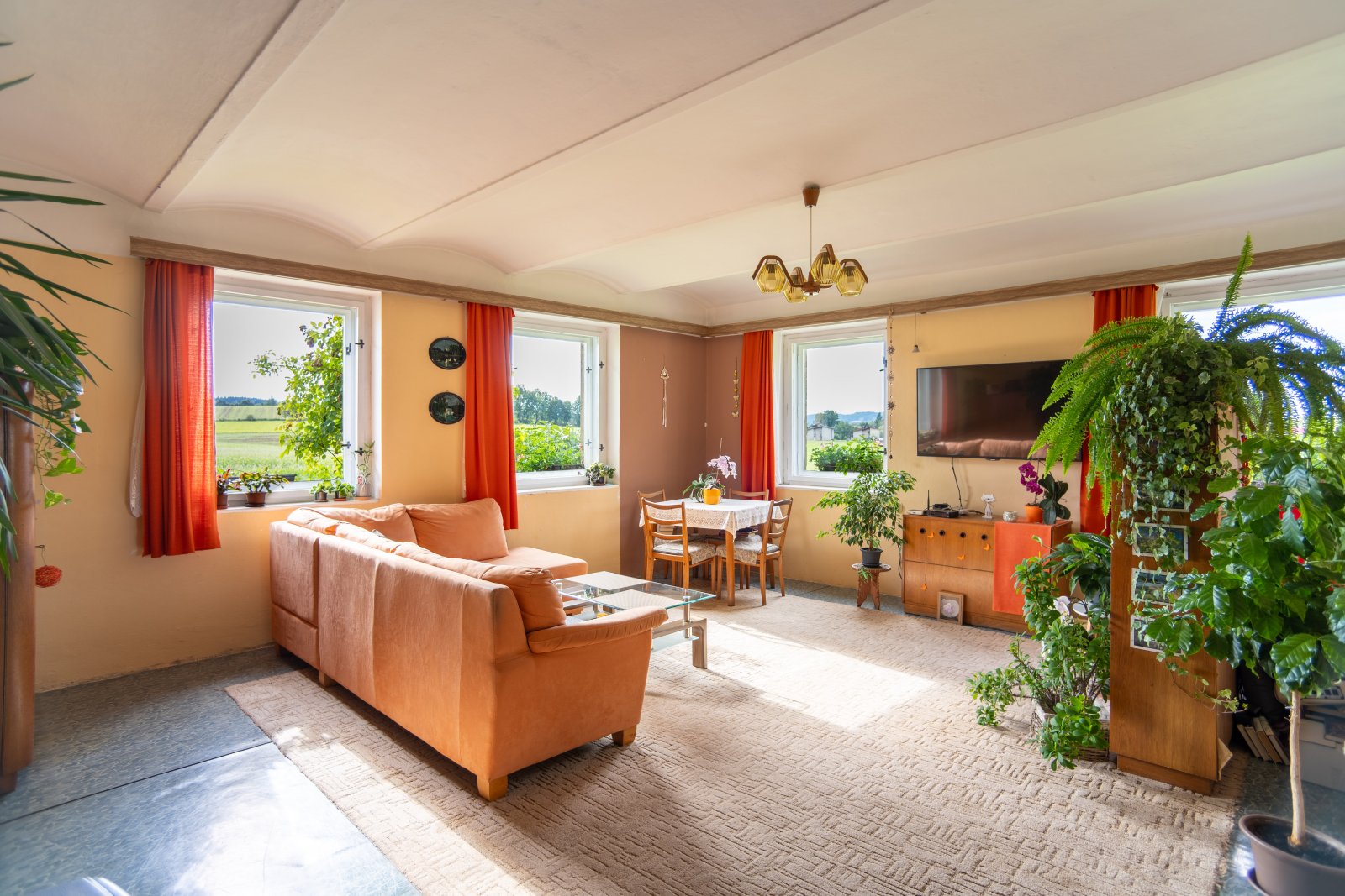 Rodinný dům s velkou zahradou, 2x garáž – Vlčice u Trutnova