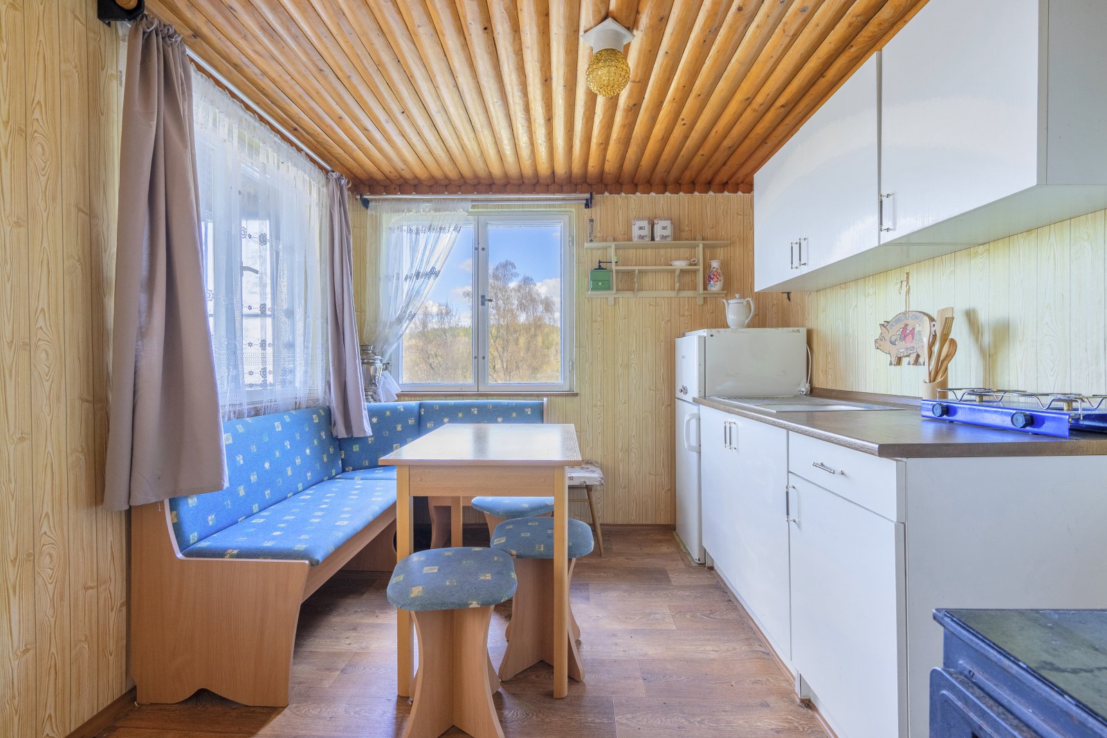 Dvoupodlažní chatka s podkrovím, Trutnov - Kryblice, zadní část kolonie