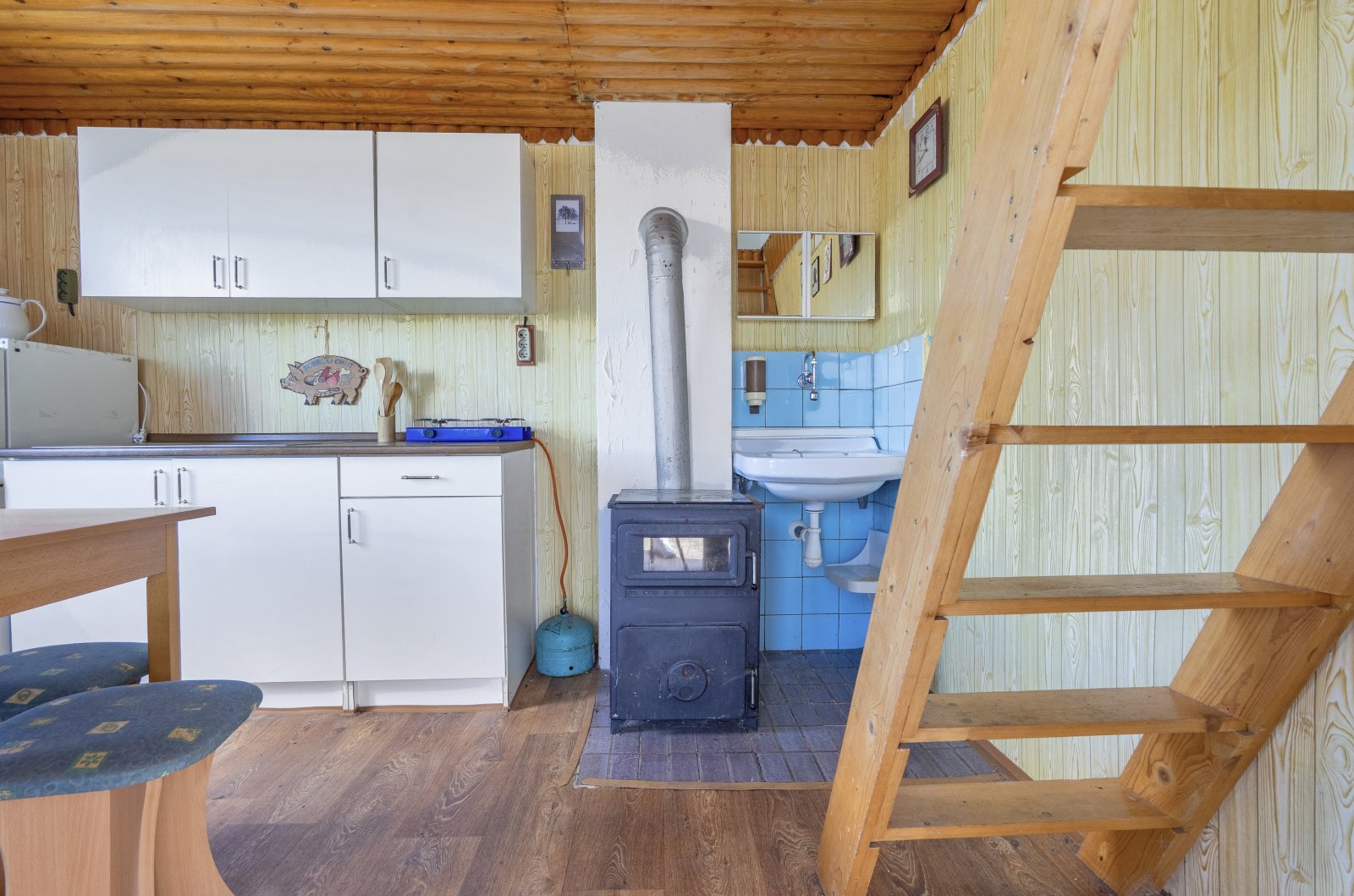 Dvoupodlažní chatka s podkrovím, Trutnov - Kryblice, zadní část kolonie