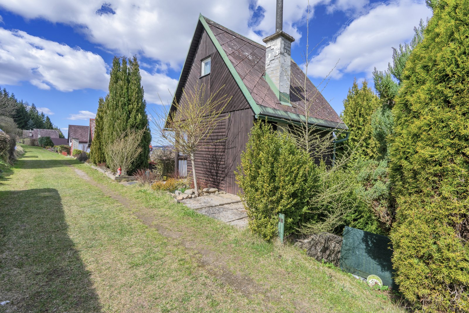 Dvoupodlažní chatka s podkrovím, Trutnov - Kryblice, zadní část kolonie