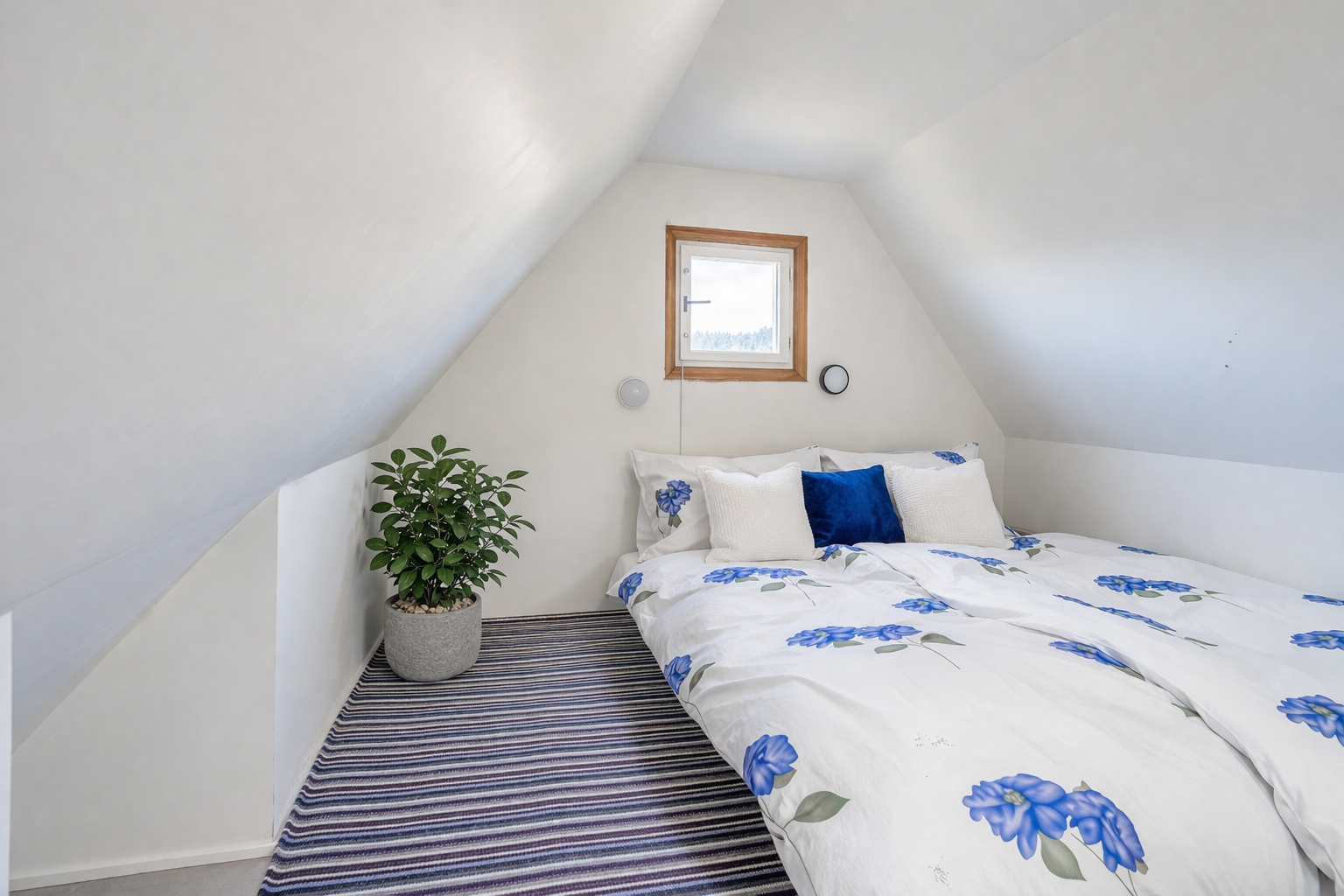 Dvoupodlažní chatka s podkrovím, Trutnov - Kryblice, zadní část kolonie