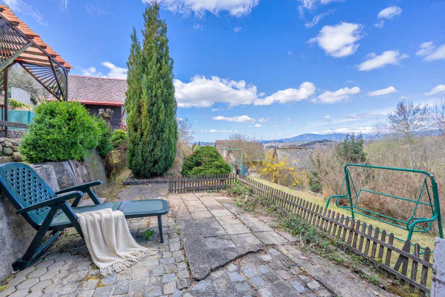 Dvoupodlažní chatka s podkrovím, Trutnov - Kryblice, zadní část kolonie