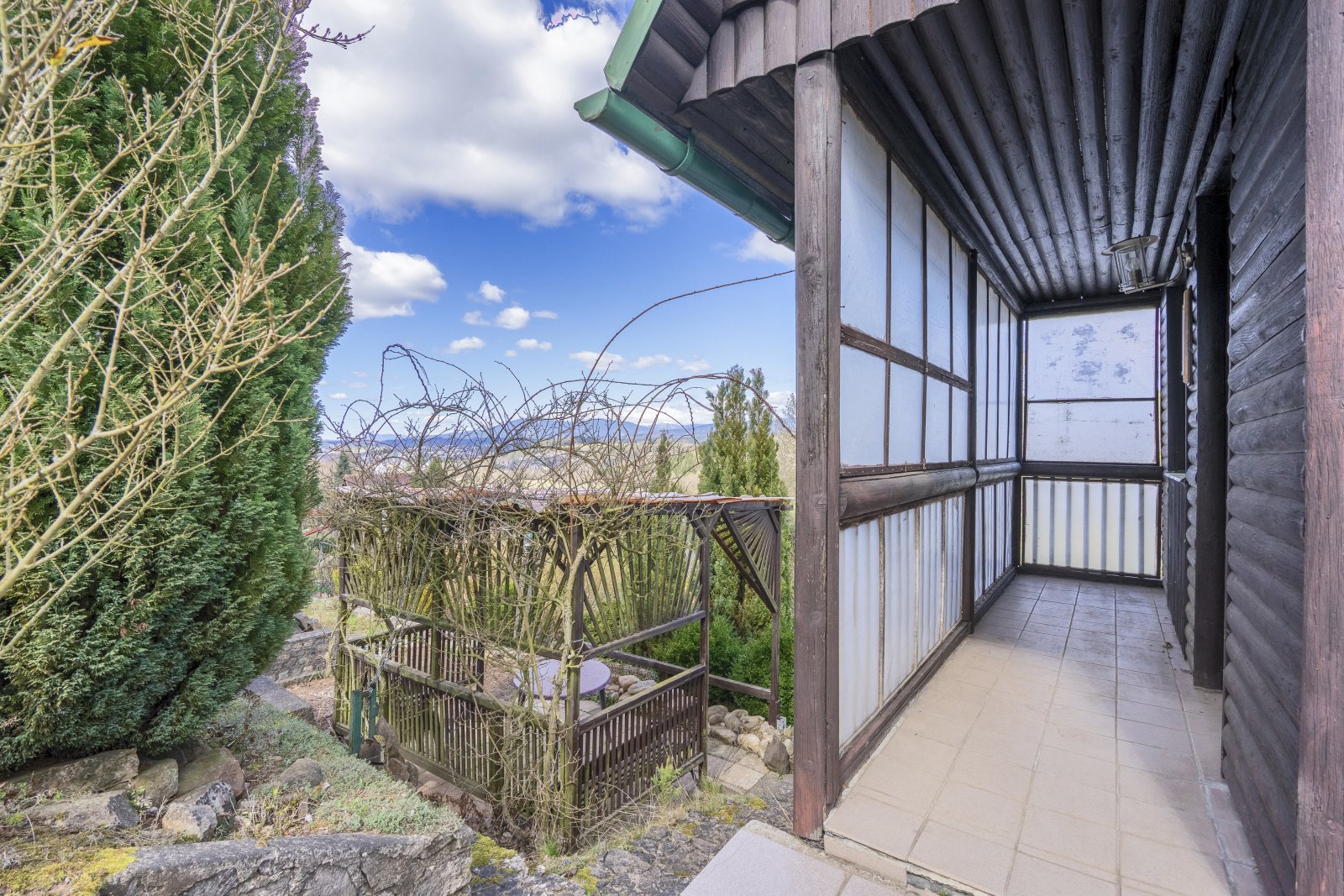 Dvoupodlažní chatka s podkrovím, Trutnov - Kryblice, zadní část kolonie