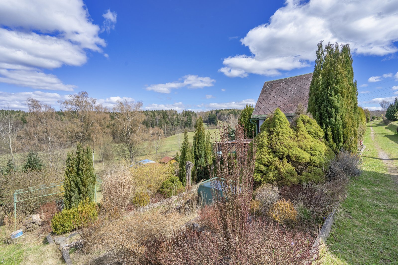 Dvoupodlažní chatka s podkrovím, Trutnov - Kryblice, zadní část kolonie